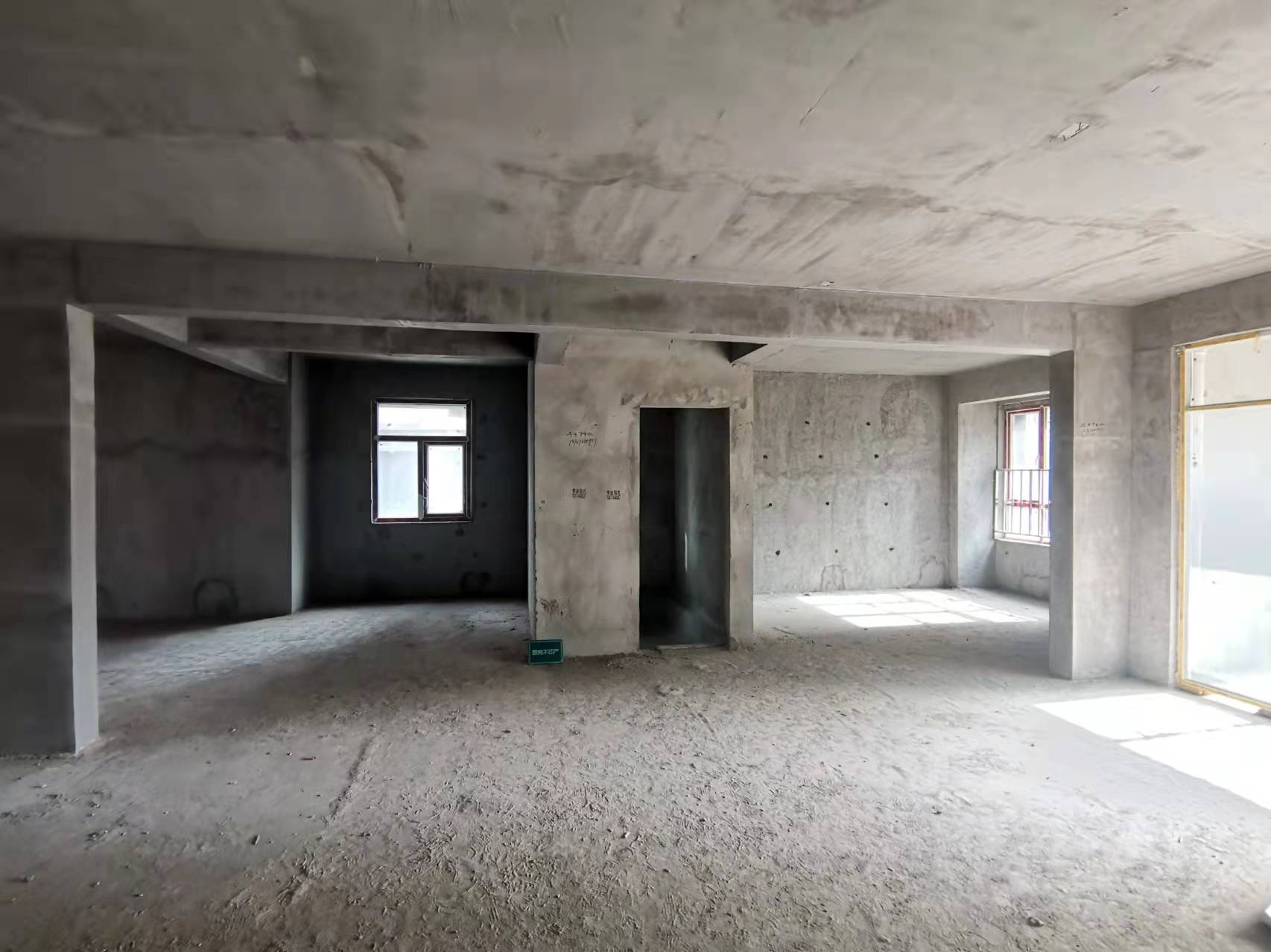 沔阳公馆毛坯捡漏大四房单价5700边户南北通透采光非常好有证可按揭贷款