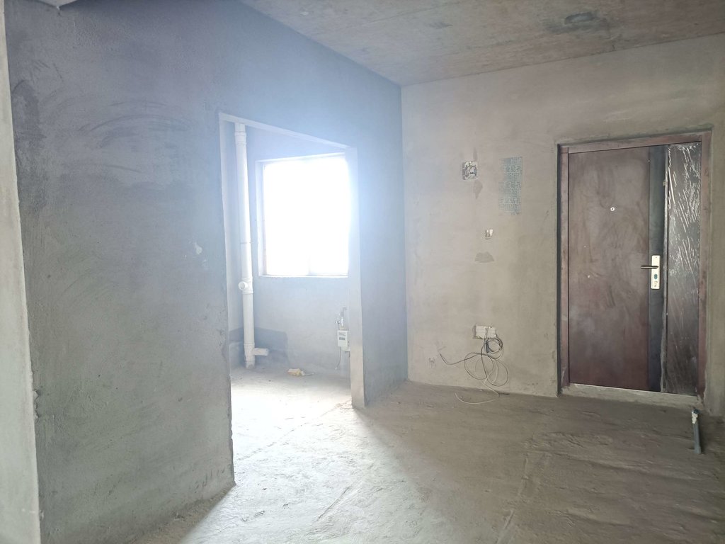 南城新区，蓝天新城毛坯大三房，南北双阳台，全人车分流，满二中间楼层