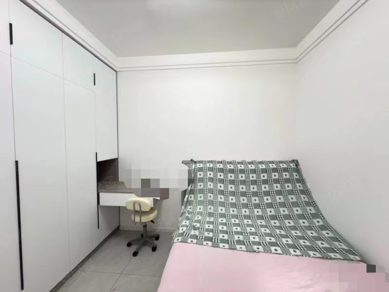 急售，检漏，新城‮号壹‬四期，​湖景房，精‮三装‬房，业主‬自装，中间楼层，9.9成新