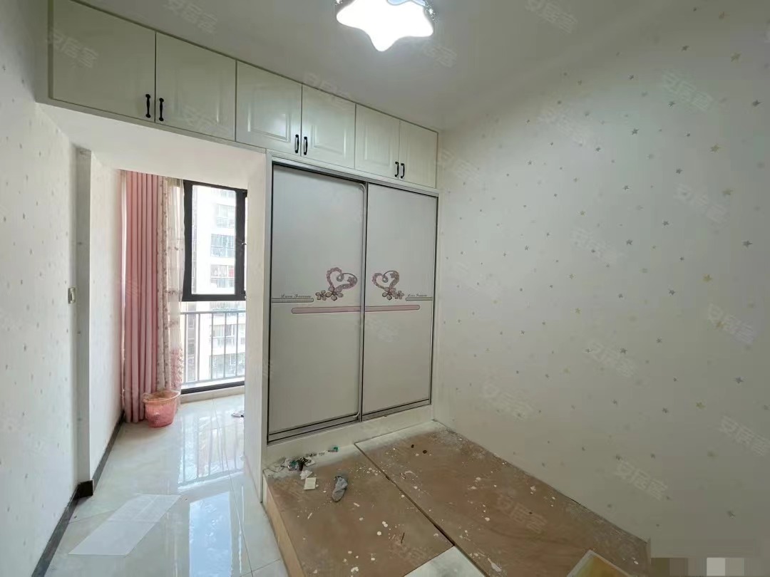 70，捡漏！！满庭春，带供暖，精装大三房边户，单价5500，电梯小高层，好楼层