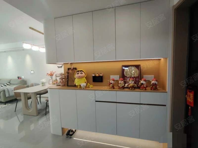 城南，吾悦华府，精装修三房二厅二卫，房东急售，好楼层，大阳台，拎包入住