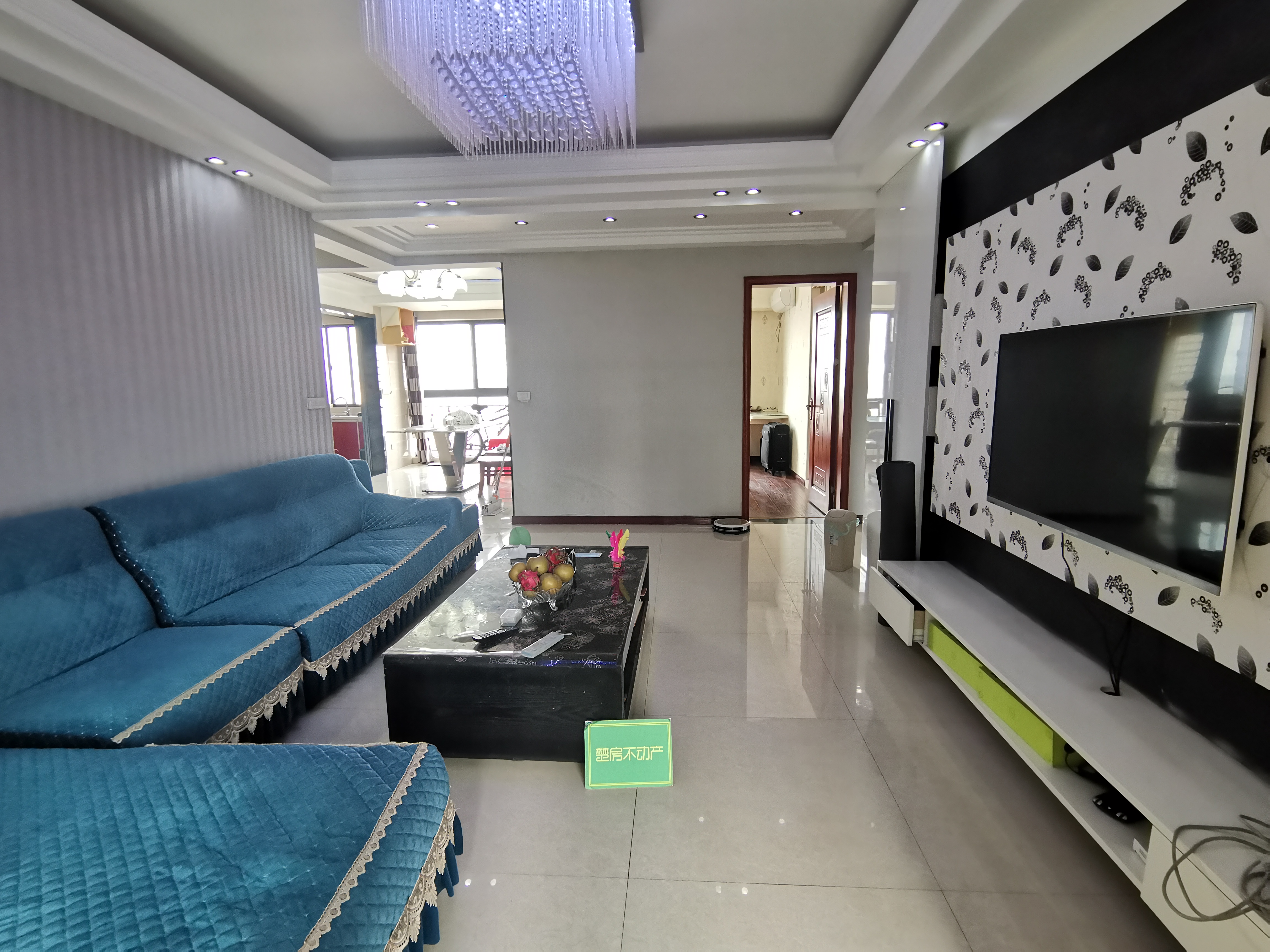 御景名邸精装三房两卫，中间好楼层，家里保养的非常好，户型通透诚意出售