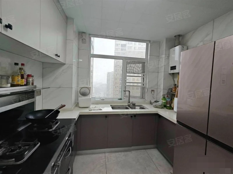 城南，沔阳公馆，精装大三房，电梯好楼层20楼，东边户，装修9.9成新，证满二