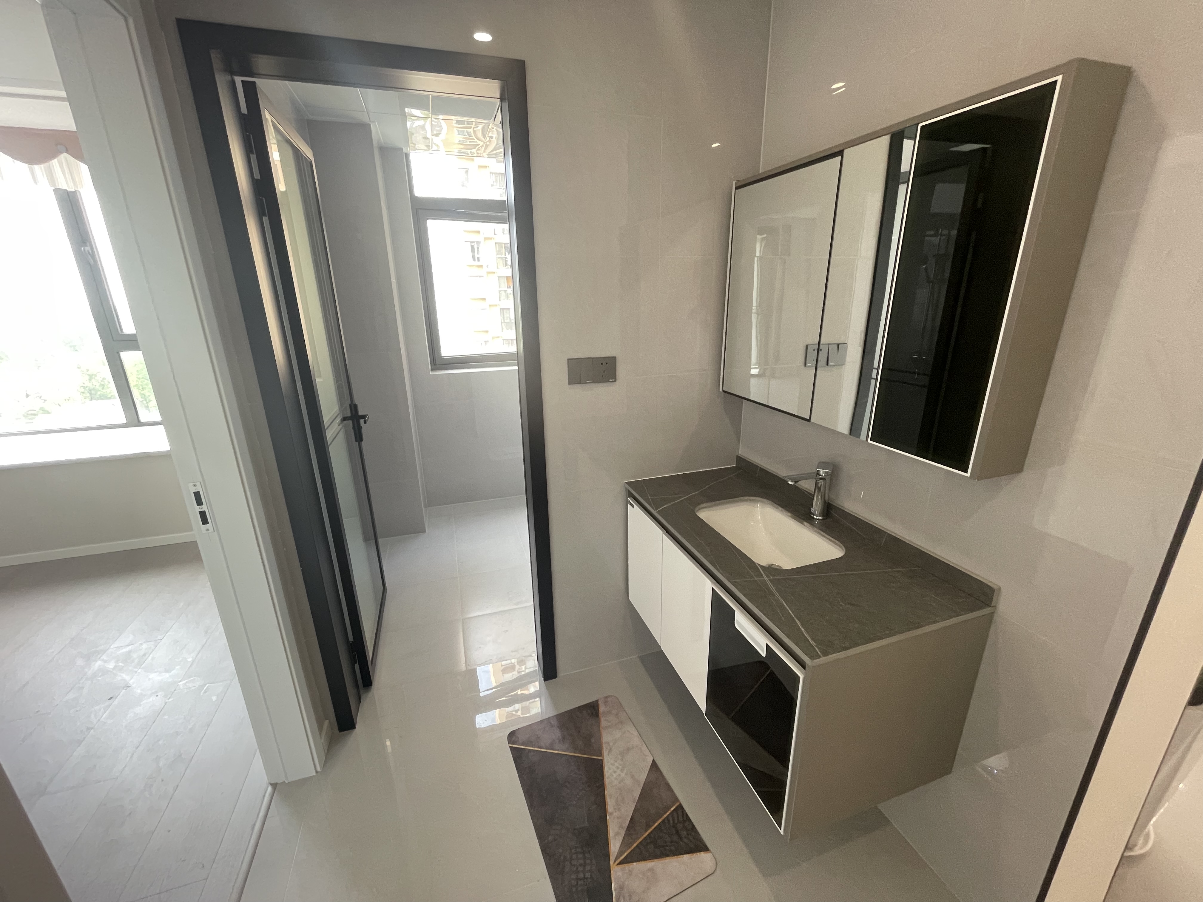 紫润尚城三房两卫全新装修大阳台采光好满二