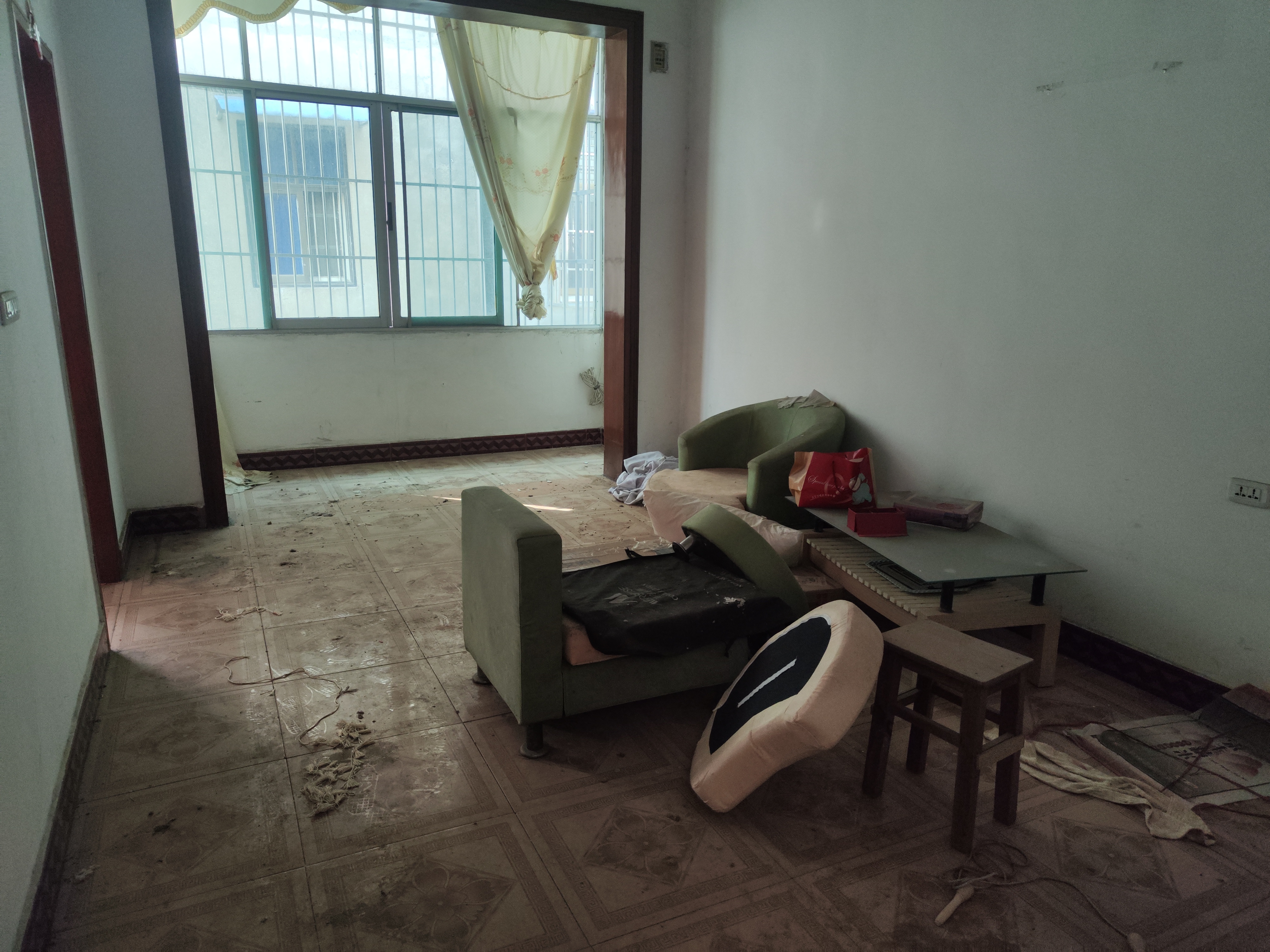 黄荆小区私房.房子有不动产证.证件满二.看房方便