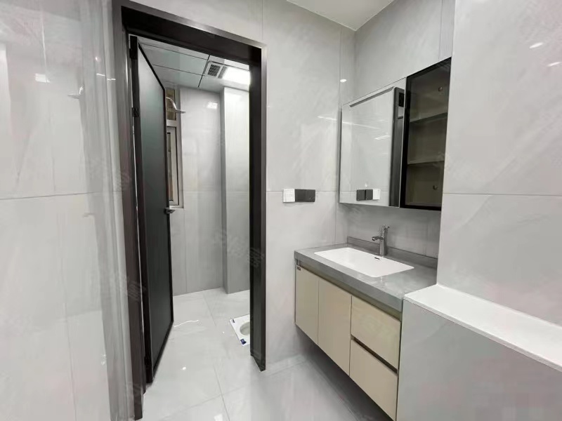 风和日丽，精装三房两卫，实验五小风和三中，全新装修，送车位，好楼层，证满二