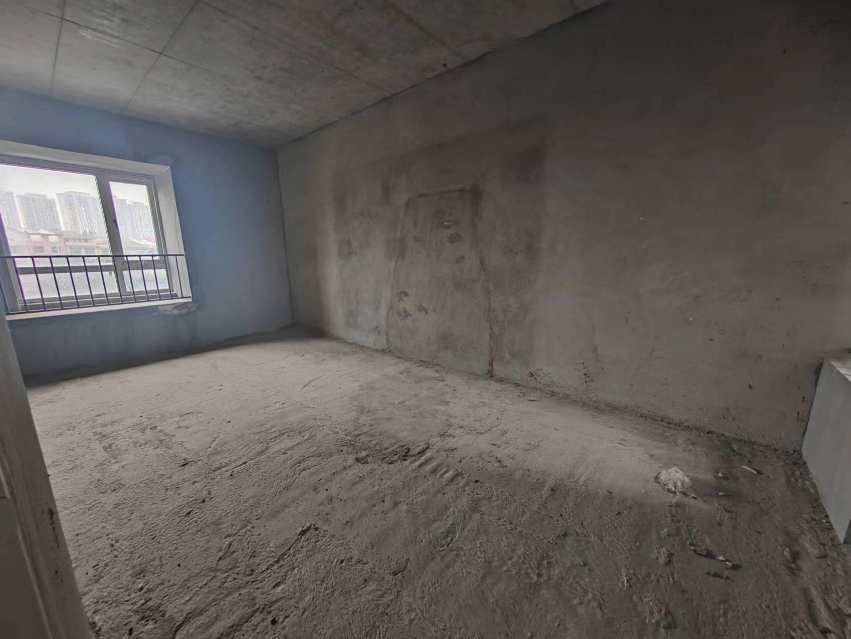 南国明珠.毛坯边户三房.南北通透.证件满二.还送车位哟.看房方便