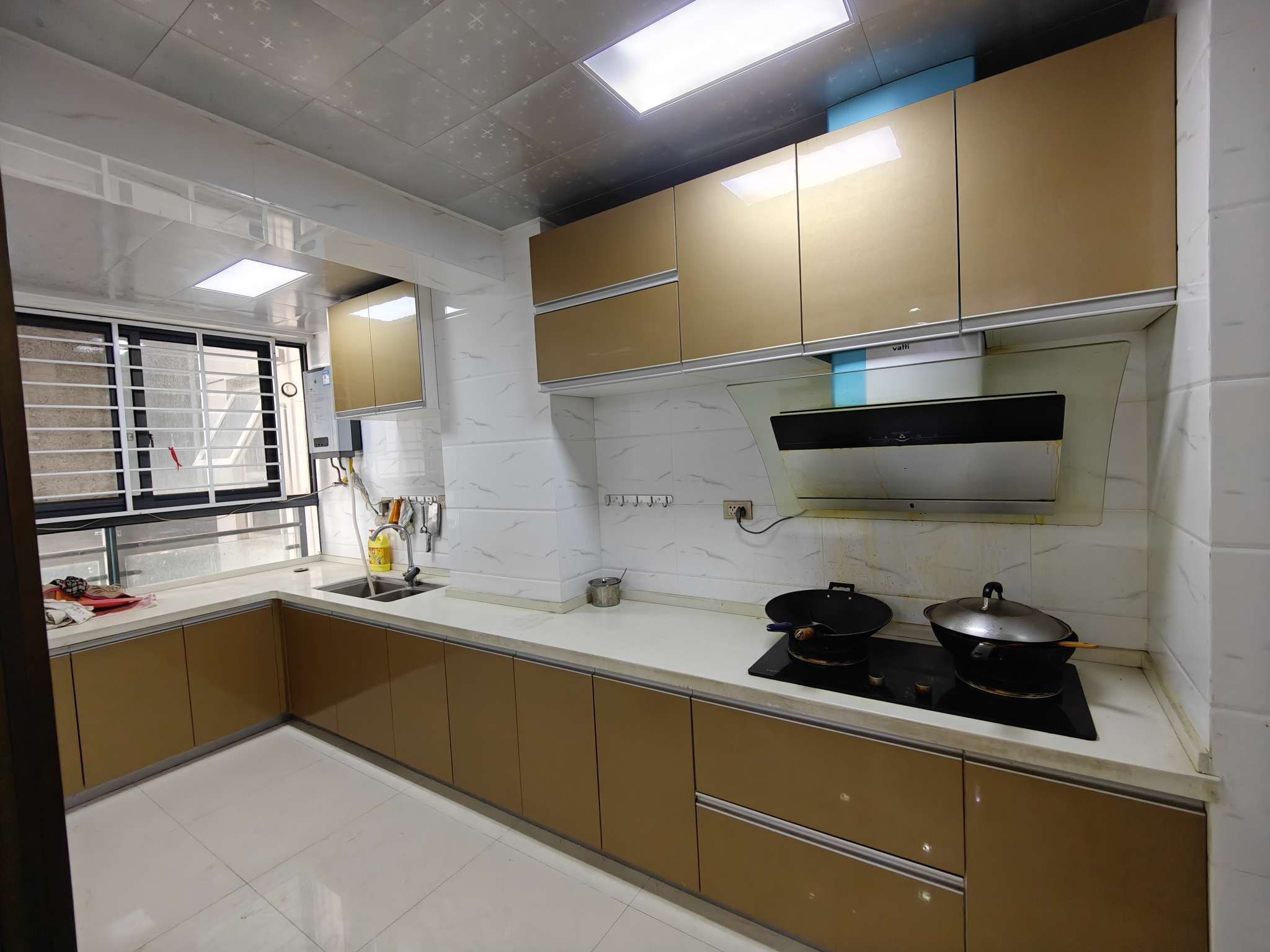 福星城3室2厅2卫精装修家具家电全配保养完好优价出售！