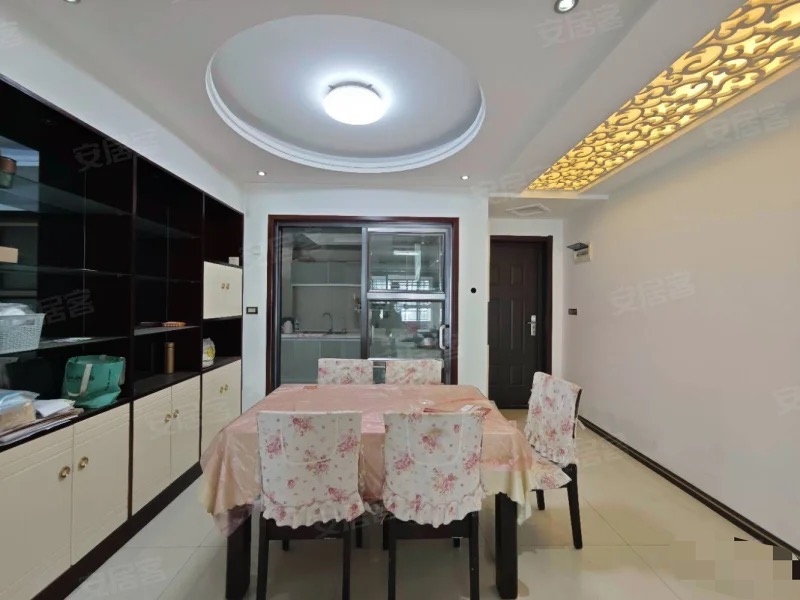 急售，商城附近，老三中旁，单价3900，精装3房2厅，电梯16楼