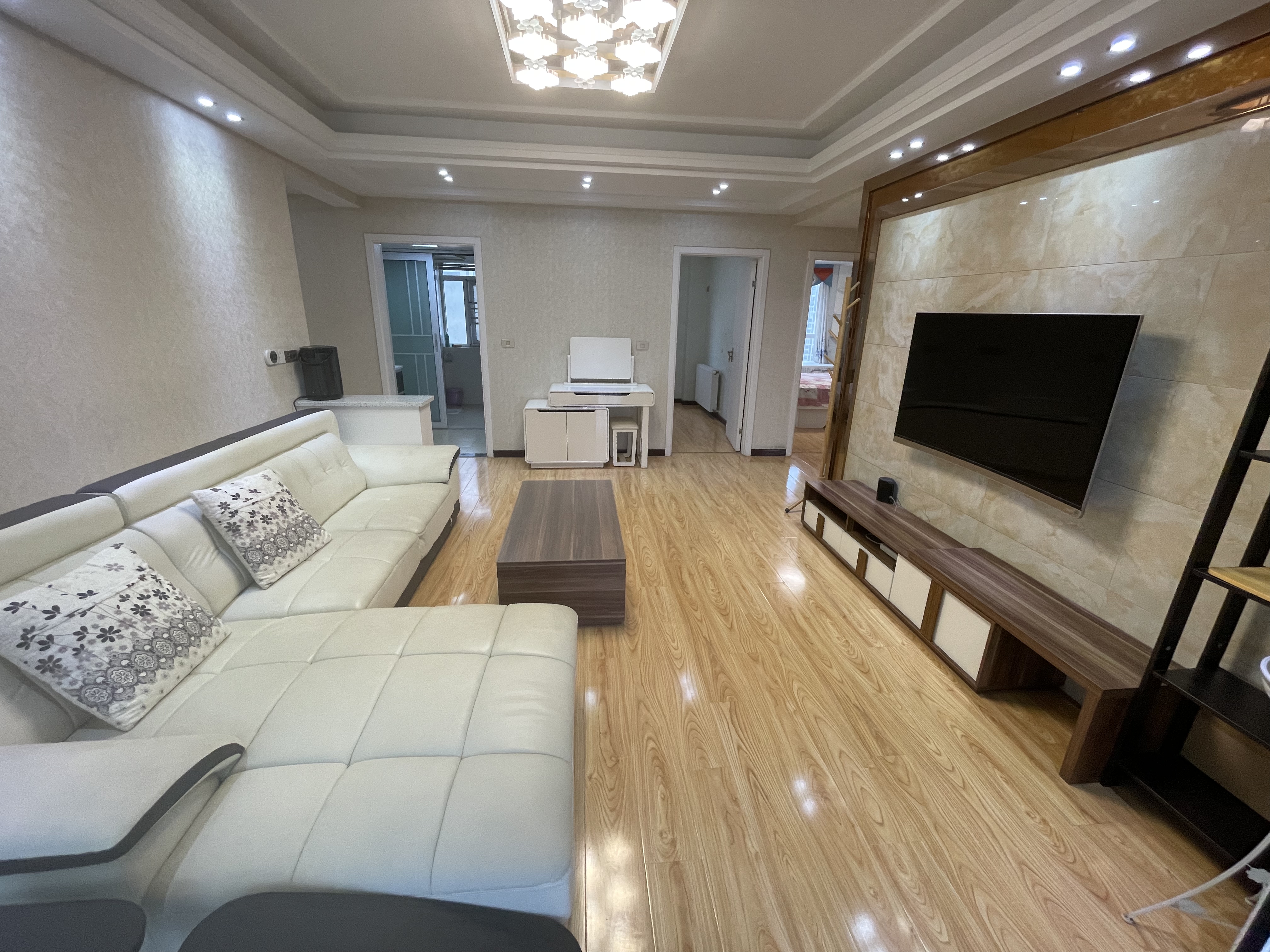 和合国际四期精装修带暖气片三房两卫很通透