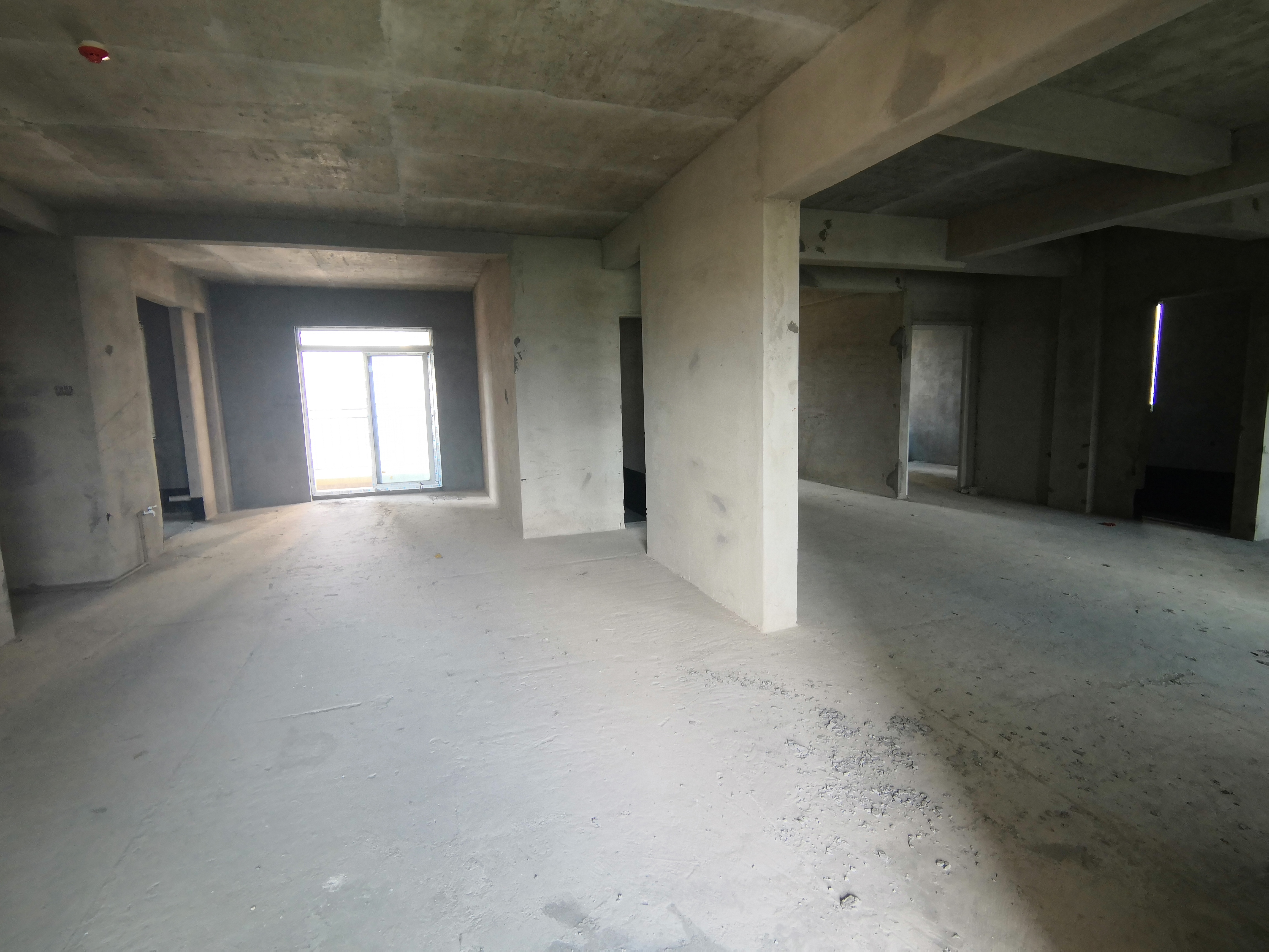 南国明珠 毛坯 中间楼层大四房  户型决佳  证在手