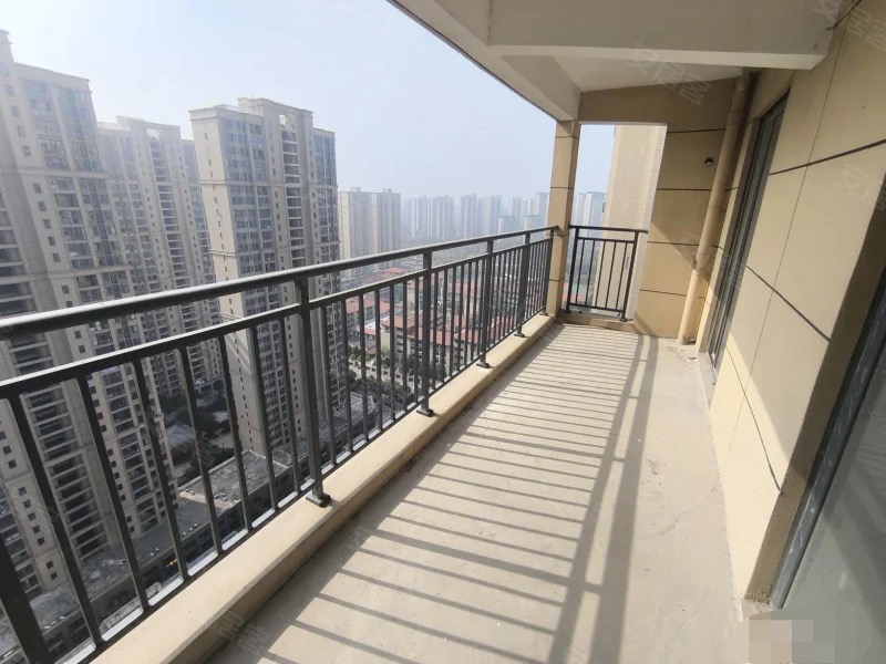 房东急售❗❗❗大阳台，森林国际zui前面一排 ， 南北双阳台 ，三开间朝南，好楼层，下楼就是二中二小