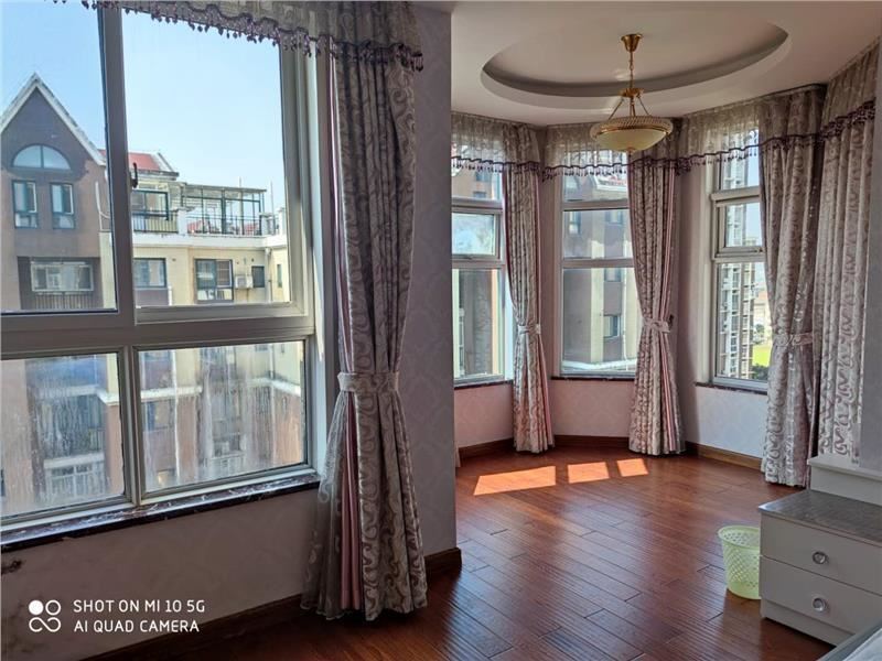 香岸华府精装3房，装修都用的环保材料，采光很好，没有住过