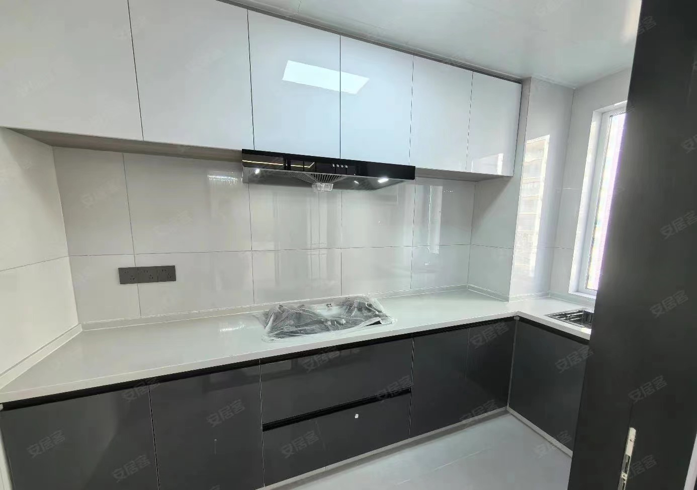 一中旁边，南北通透，双阳台，精装三房，中间楼层