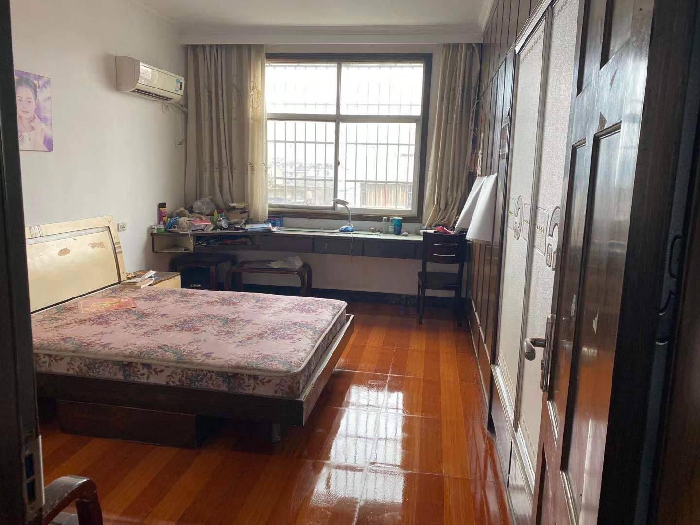 地富小区36万元104㎡3室2厅2卫，小区停车方便！