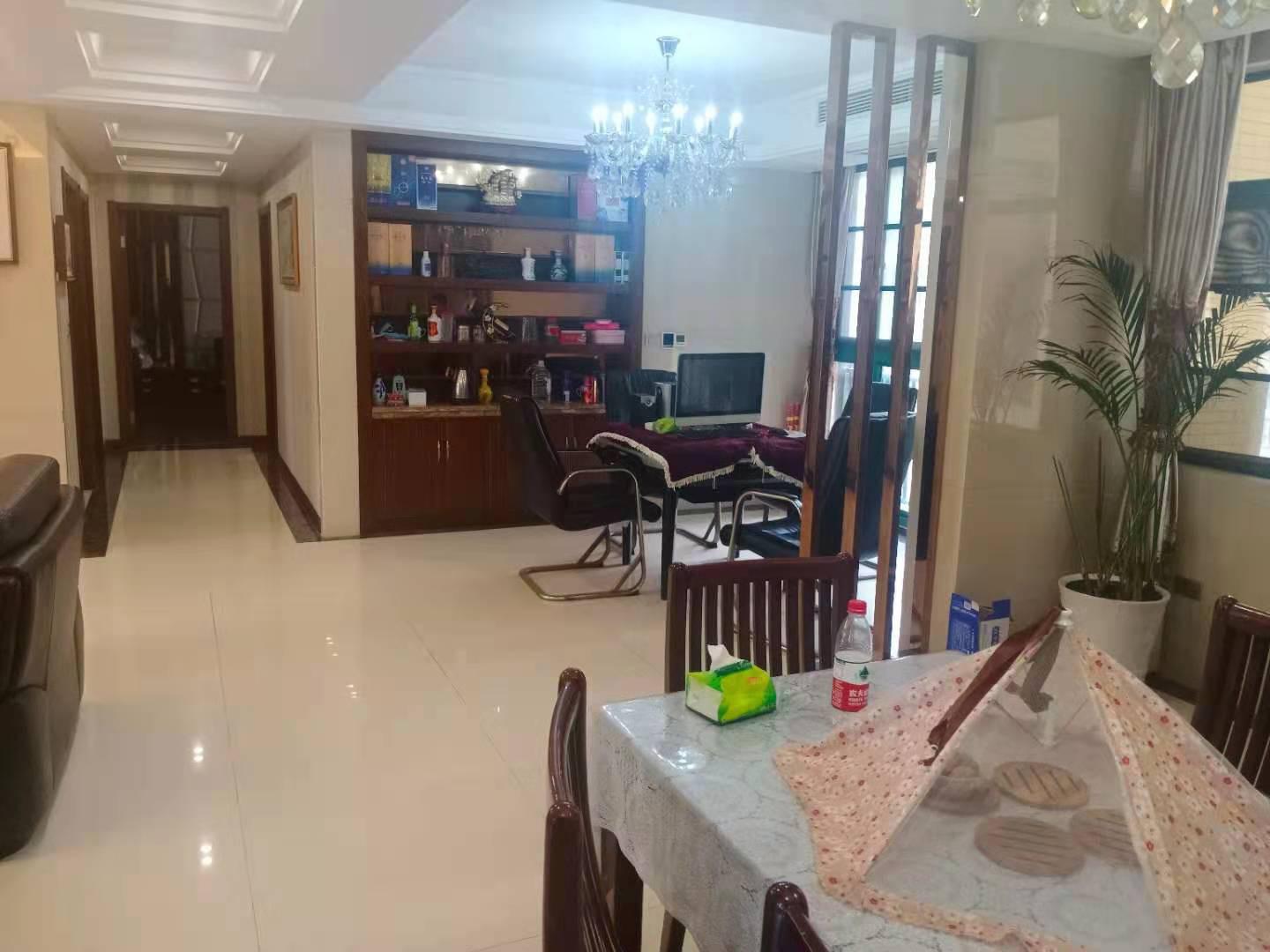 满五..wei一.精装修，中式装修。还有一个车位，单 卖