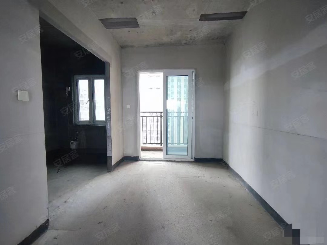 房东直接跟你减1500，碧桂园，1梯1户单价4700，小高层，南北双阳台，证满二