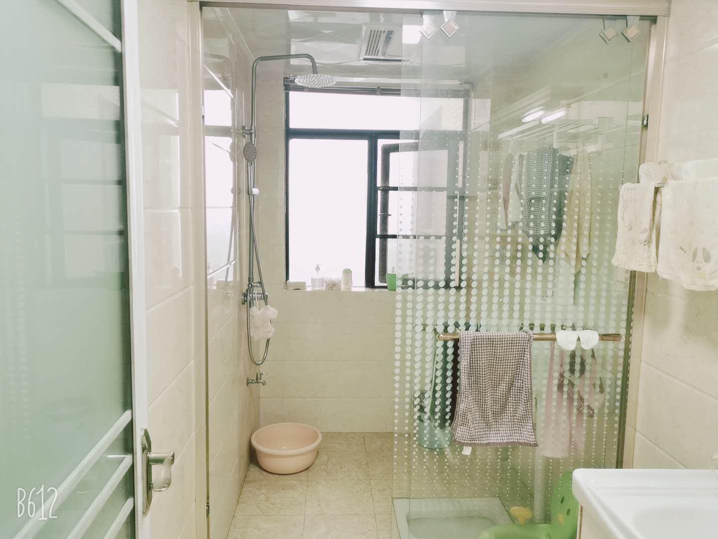 降价啦新城壹号四期湖景房四室两厅两卫双阳台拎包入住房东人好诚心出售