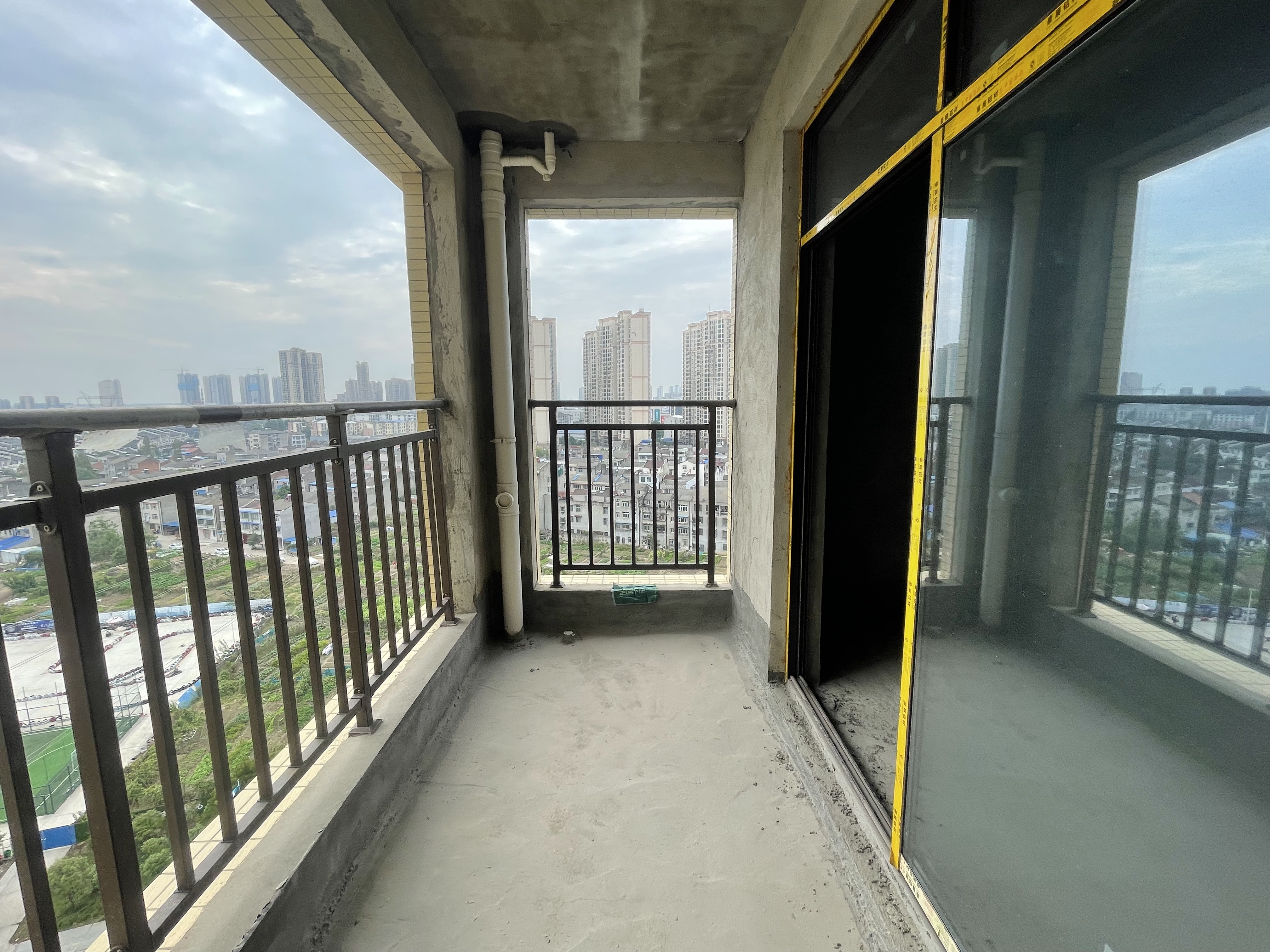 领秀城.毛坯大三房边户.南北双阳台.小区环境好.绿植环绕带车位出售