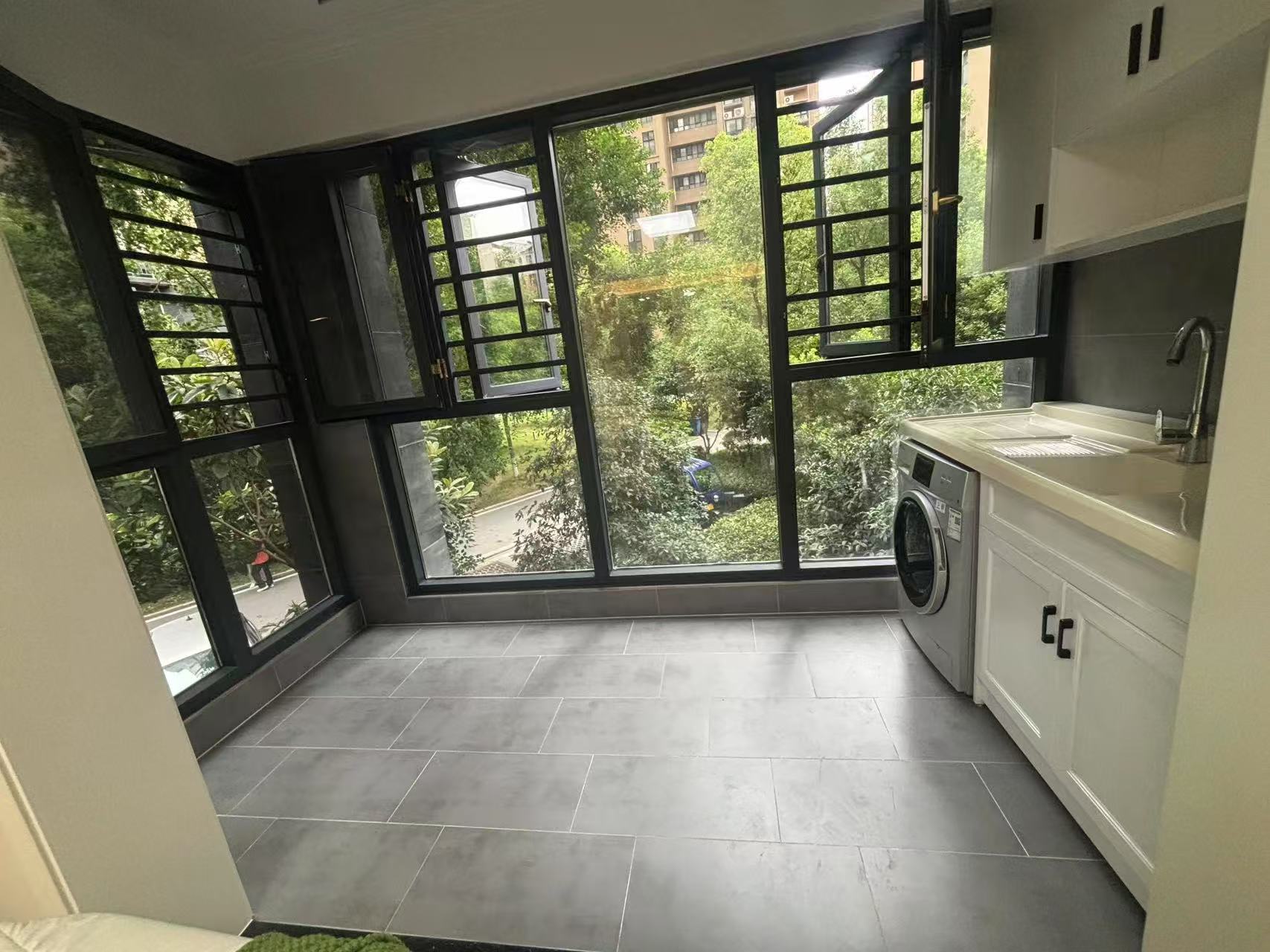 城南，沔阳公馆，全新精装三房，证满二，单价5600，诚心出售，拎包入住