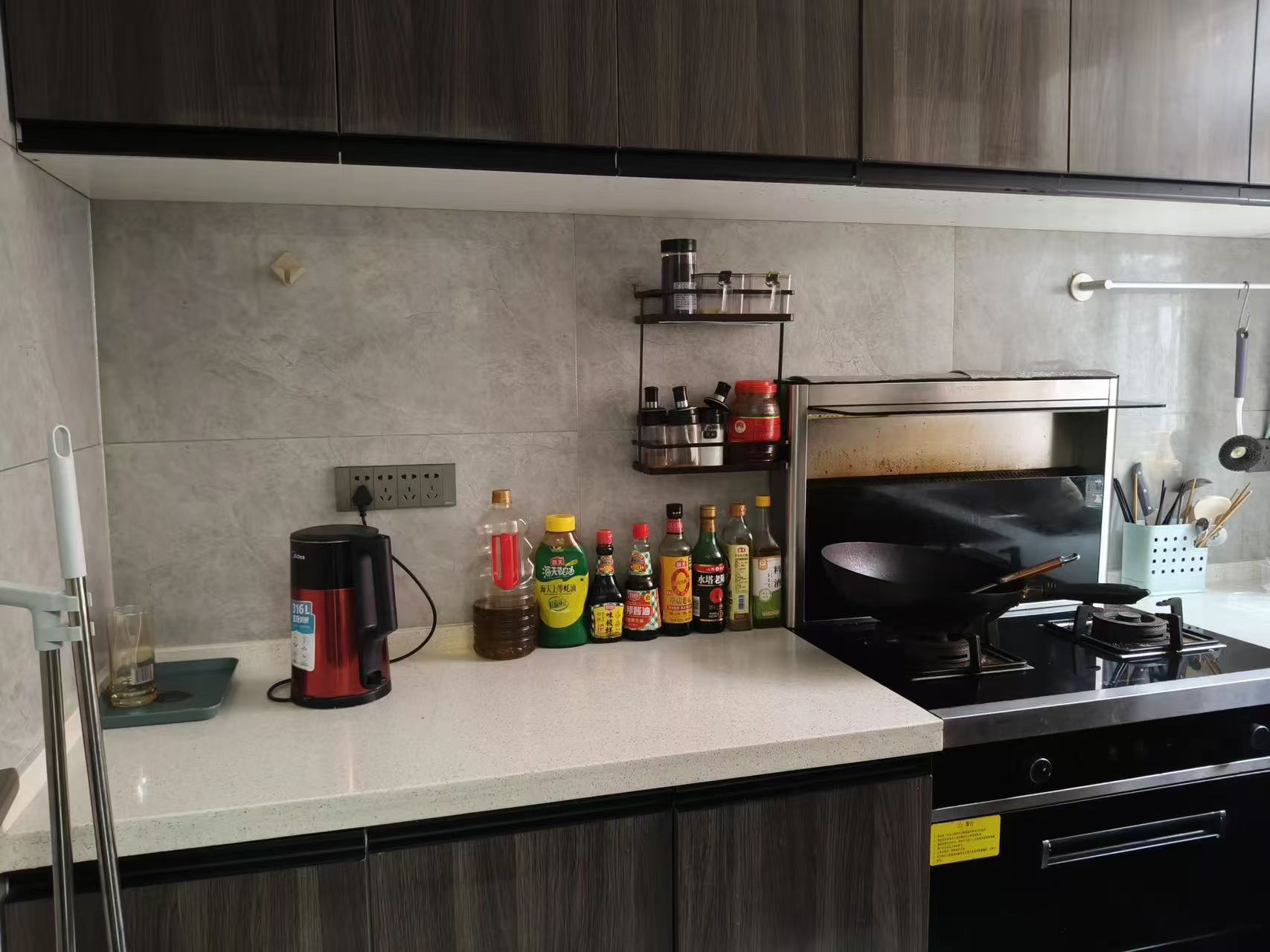 捡漏2，东区车站旁，步梯好楼层2楼，精装3房2厅，有证，拎包入住