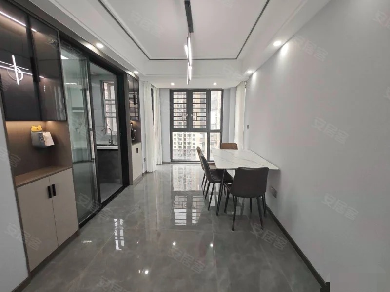 满庭春六期，9.9成新，中间楼层，精装三房两卫，南北双阳台，东边户，