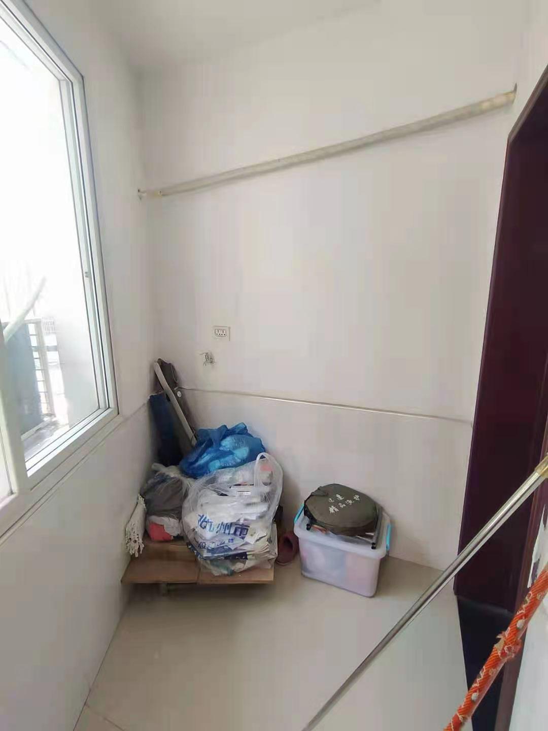 各自付税，看房方便，房主急售永和小区精装2室2厅1卫1阳台