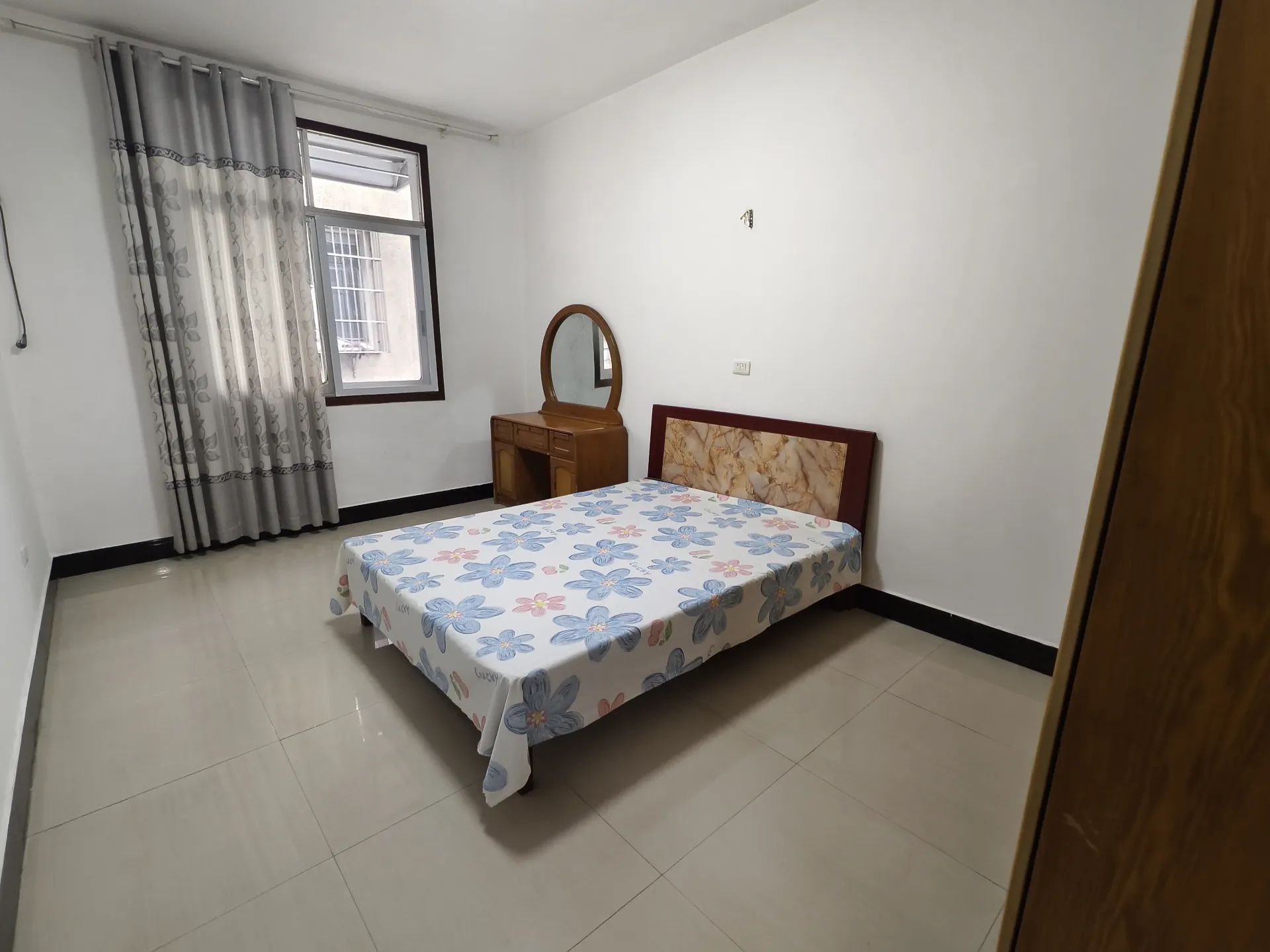 捡漏，老三中旁，步梯四楼，，精装大三房，双阳台，拎包直住，证满二