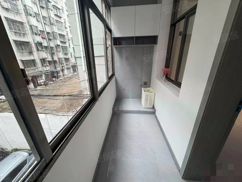 降价了，商城附近，步梯好楼层​，三楼，全新精装三房二卫，出门就是江滩公园，证满二年