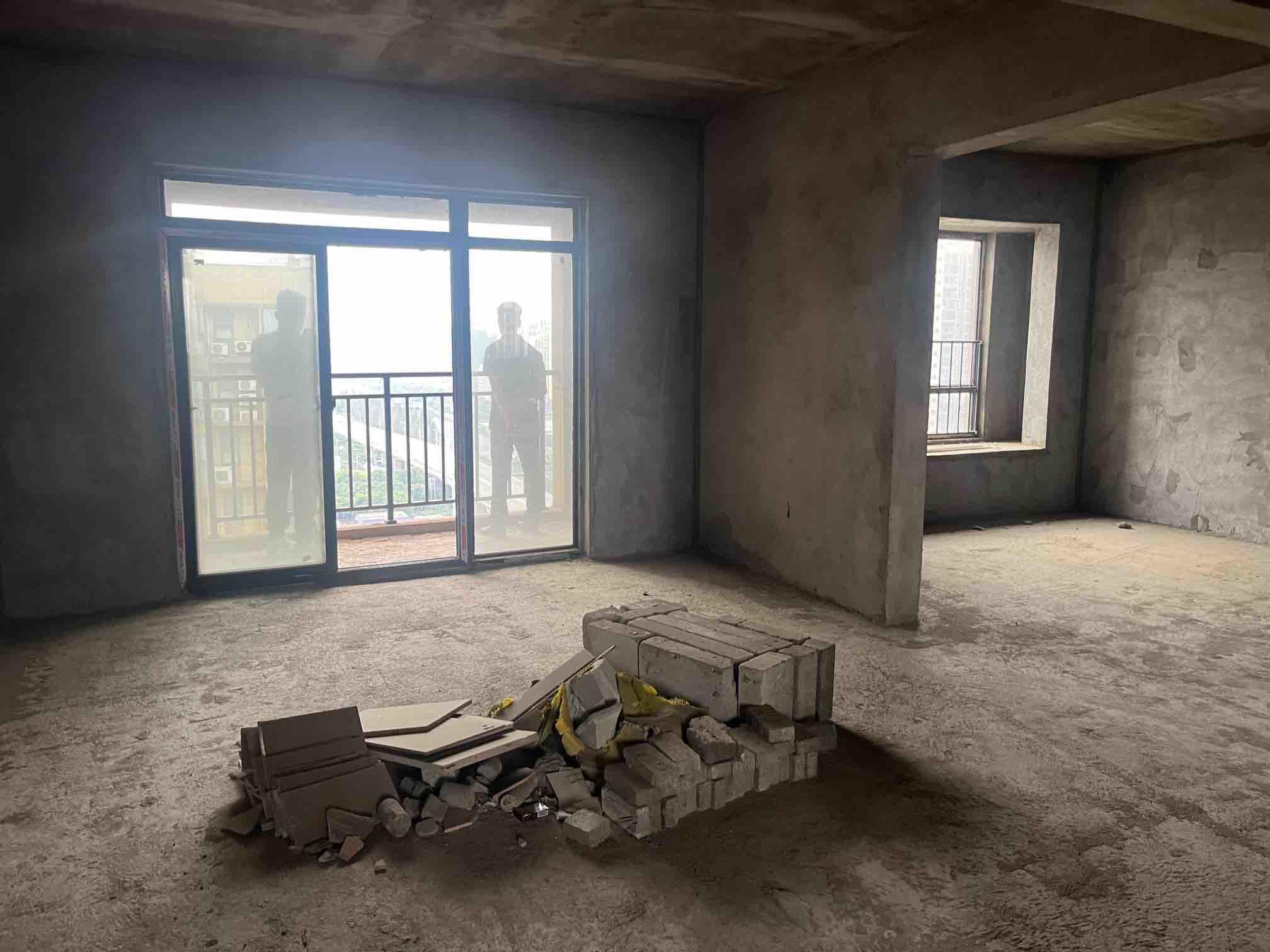 沔阳公馆3室2厅2卫 全新毛坯房 证件满2年了，59万优价出售