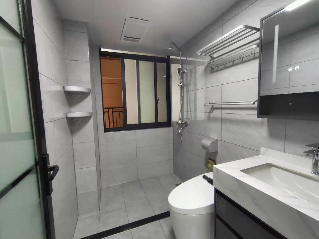 祥生观澜府.天然氧吧小区.全新装修三房两卫.证件满二.看房方便