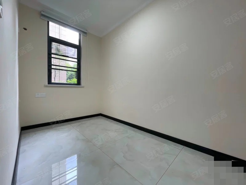 急售，城南，元泰A区，1楼带院子房子，精装3房2卫，证满二