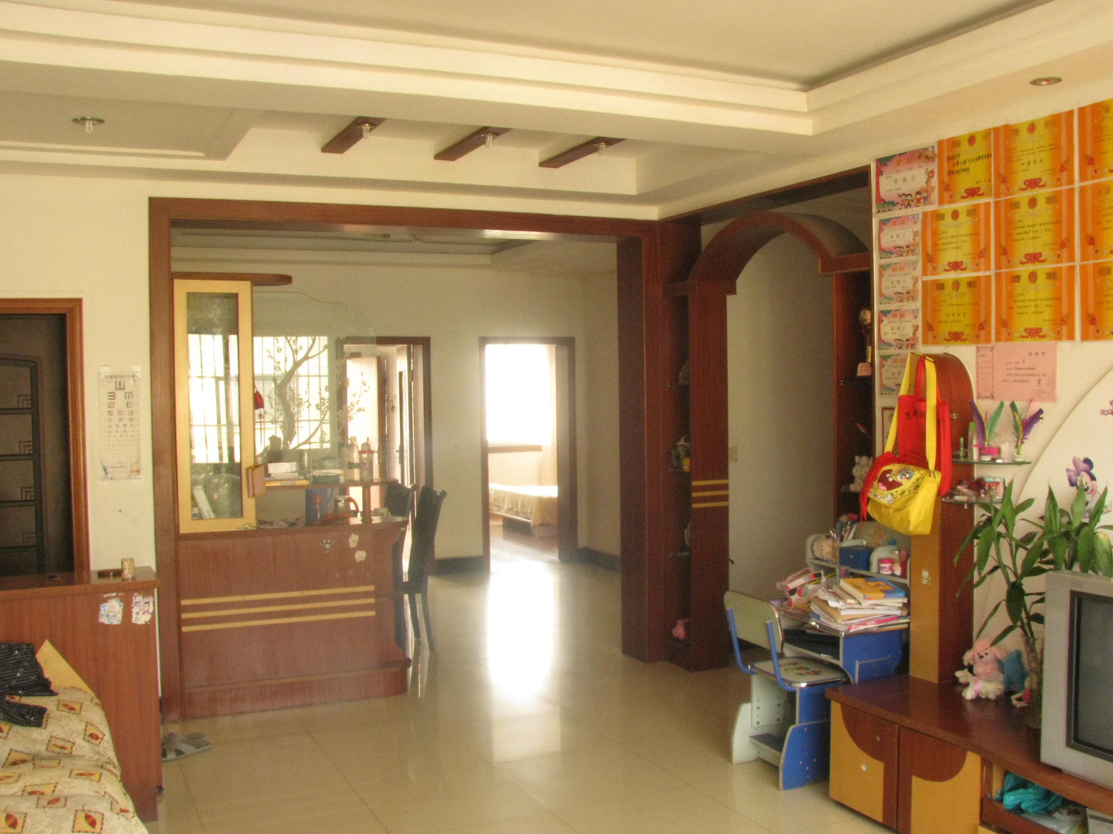 步行街中端三房两卫一厨二厅