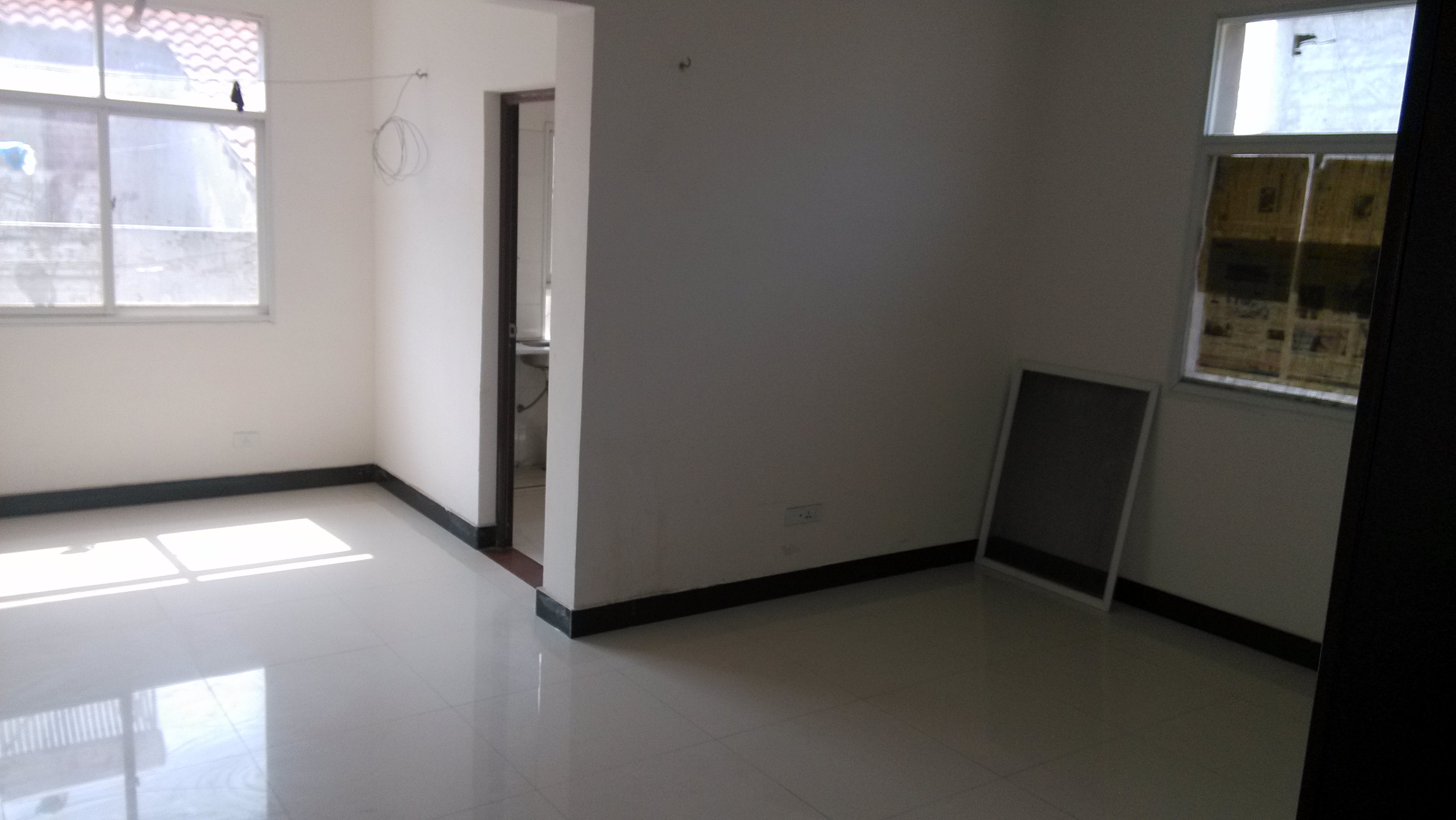 德政园幼儿园斜对面有三楼和四楼厅室房出租