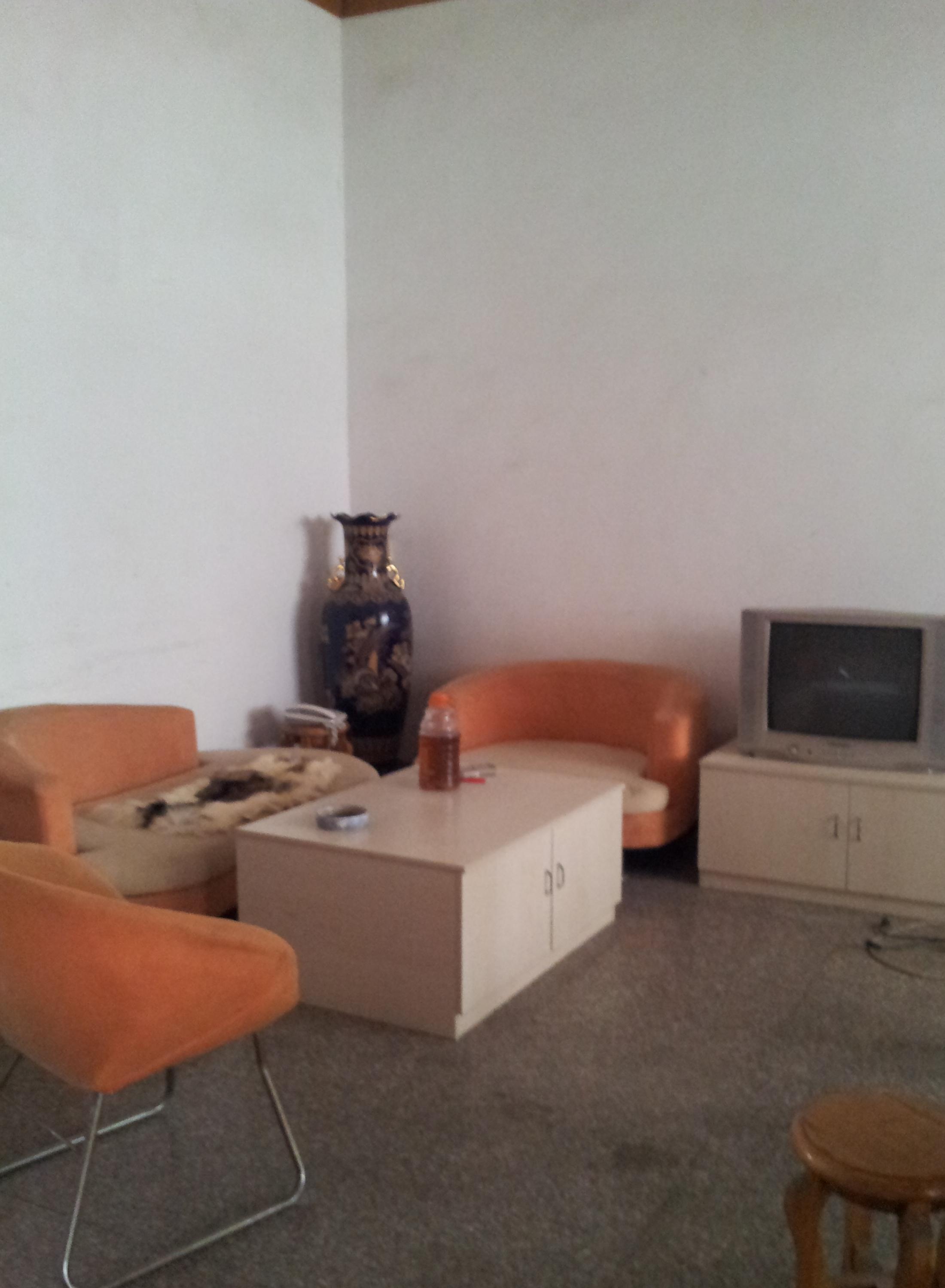 位于妇幼保健院附近三层楼出租