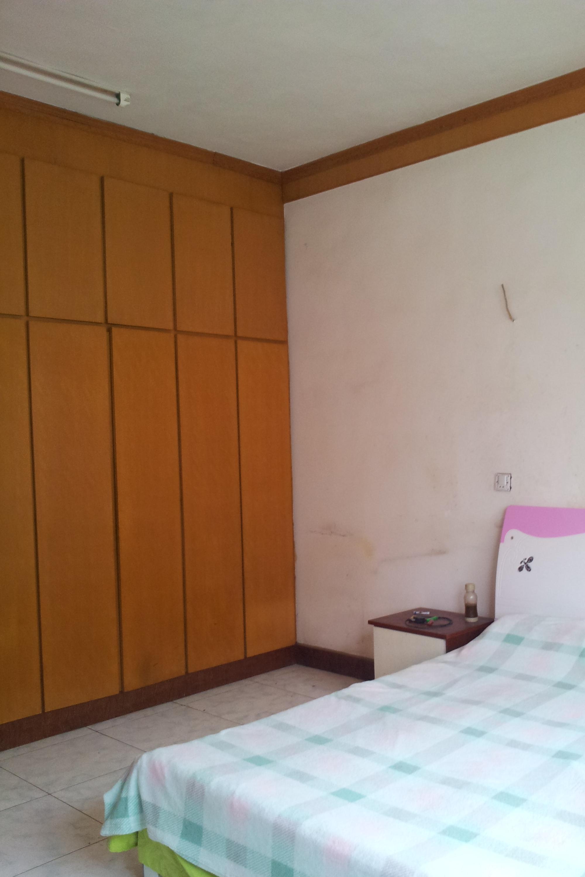 位于妇幼保健院附近三层楼出租