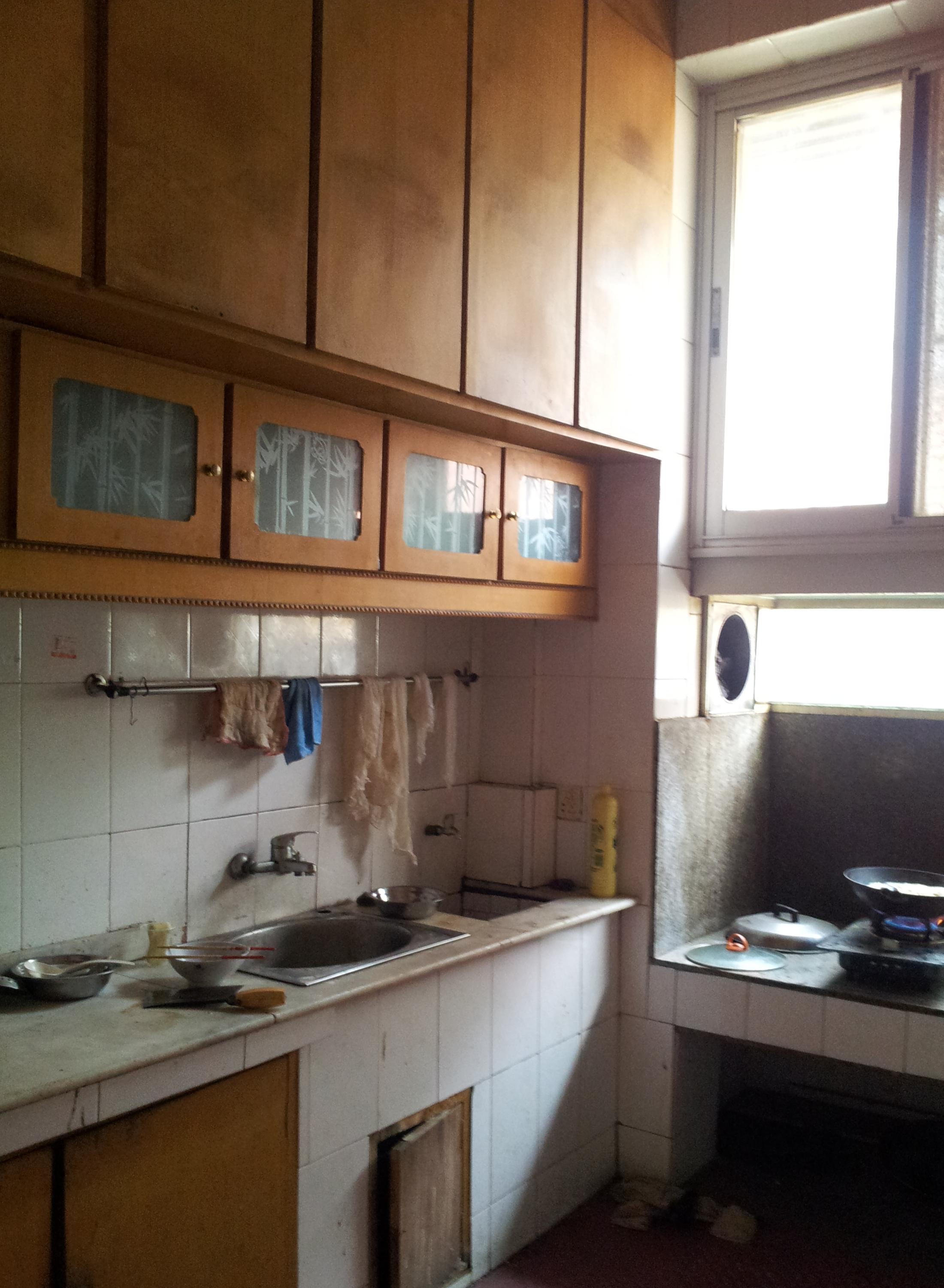 位于妇幼保健院附近三层楼出租