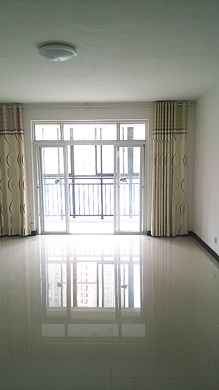 刘口美食街对面新装修三室出租(可做写字楼）