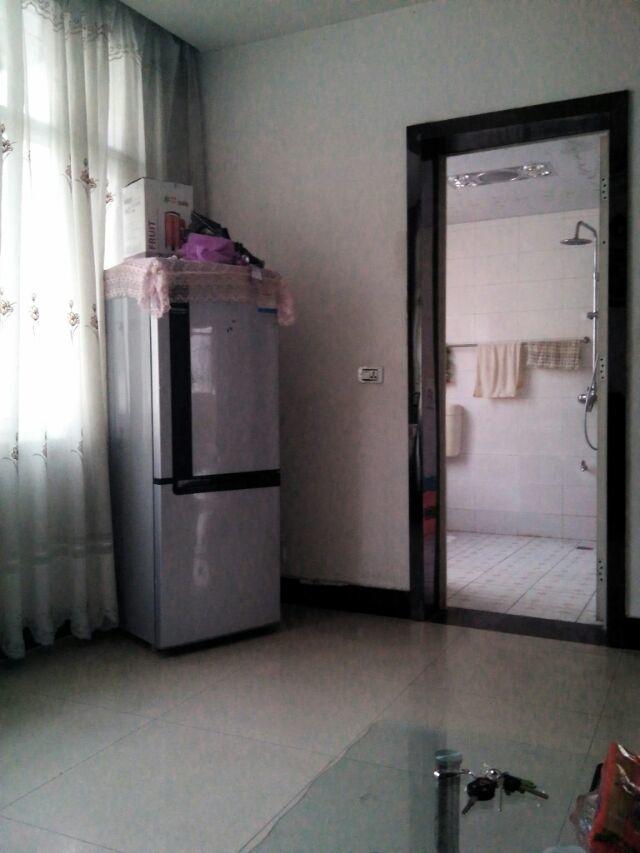 一中对面86平方两室一厅新装修三楼两证齐全