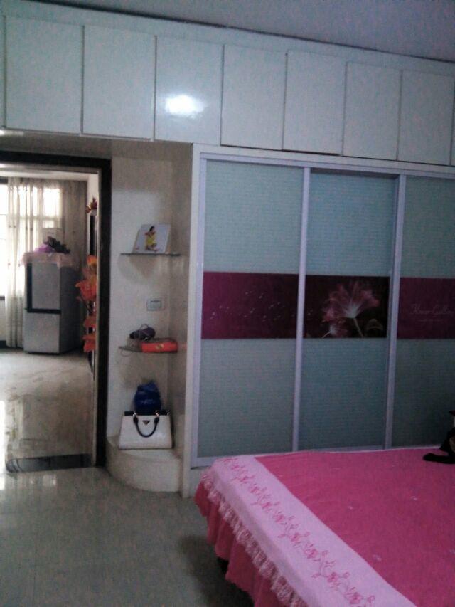 一中对面86平方两室一厅新装修三楼两证齐全