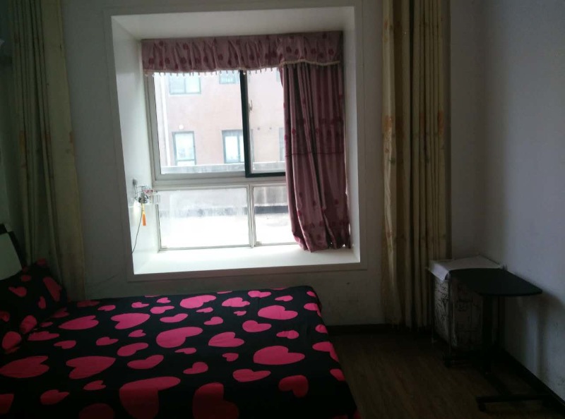 香岸华府一期三楼（建行上面）110平方，附带60平方阳台（已精装）