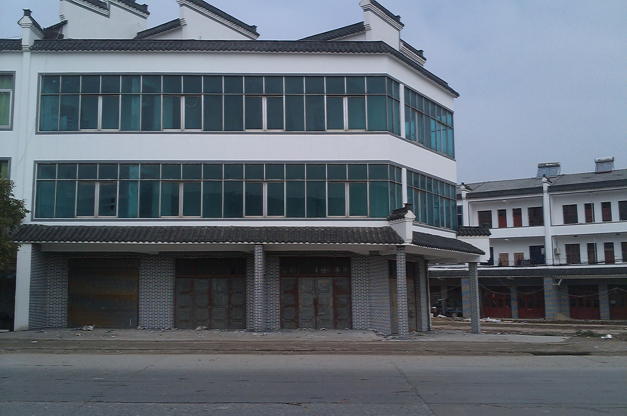   临街旺铺低价整体急售  两证齐全