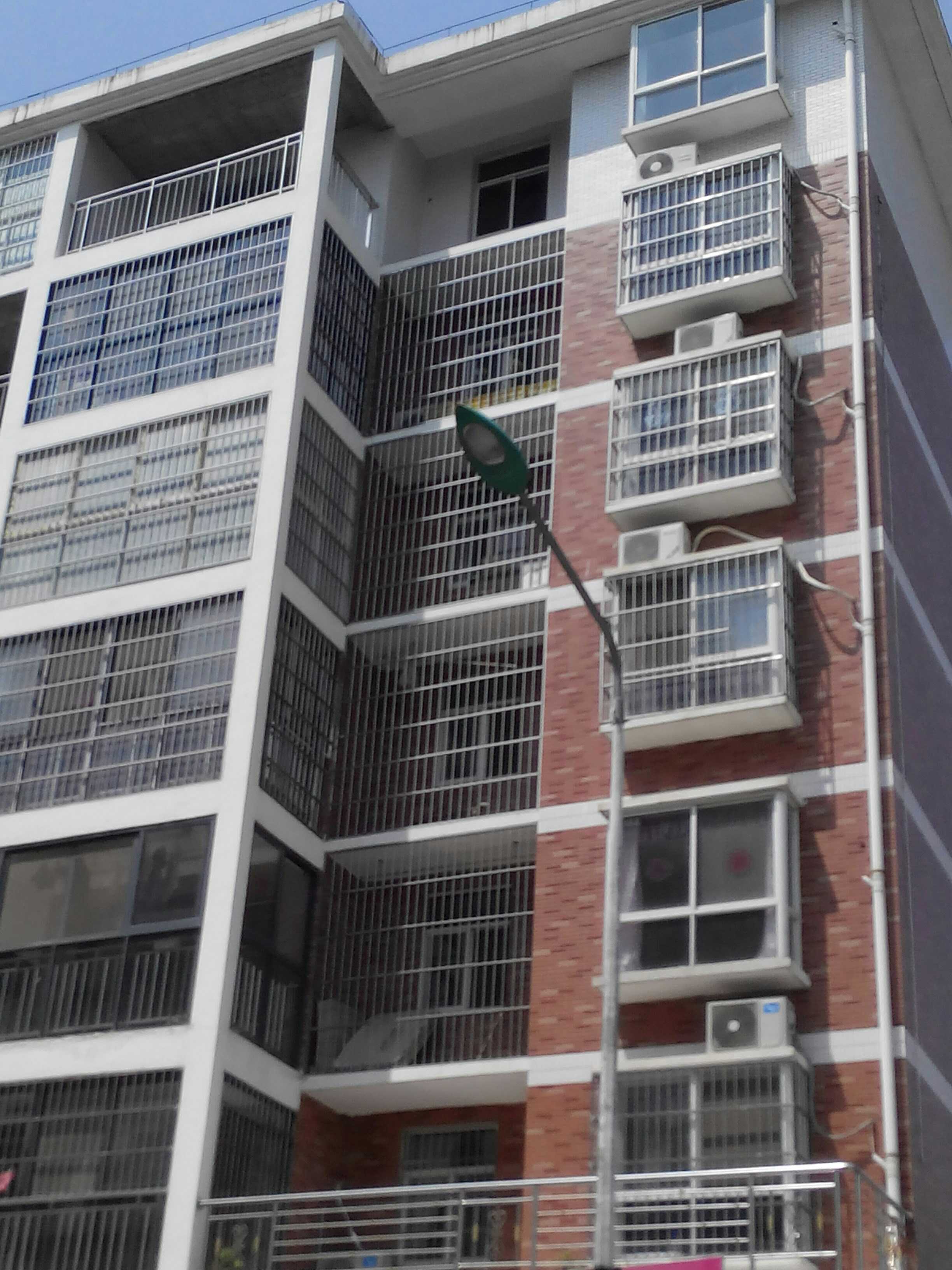 盛世华庭全新毛坯房9万5,过户税费全包