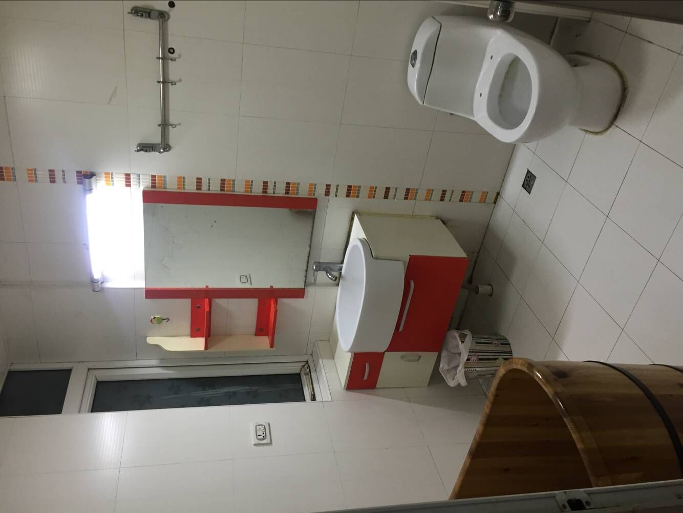 聚才华庭/皇宫婚纱对面