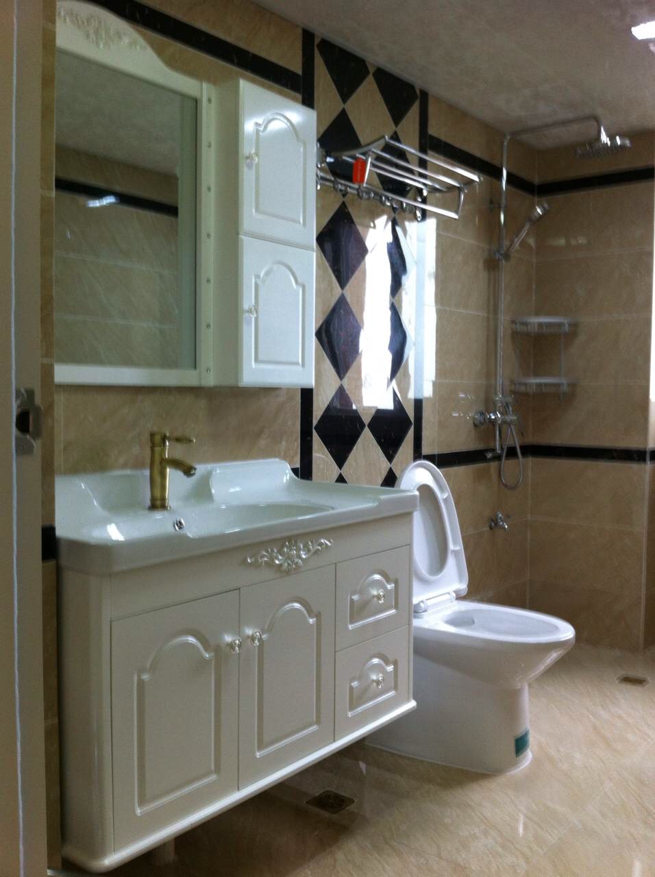 漫城林语精装带暖气精典三居（带家具家电）