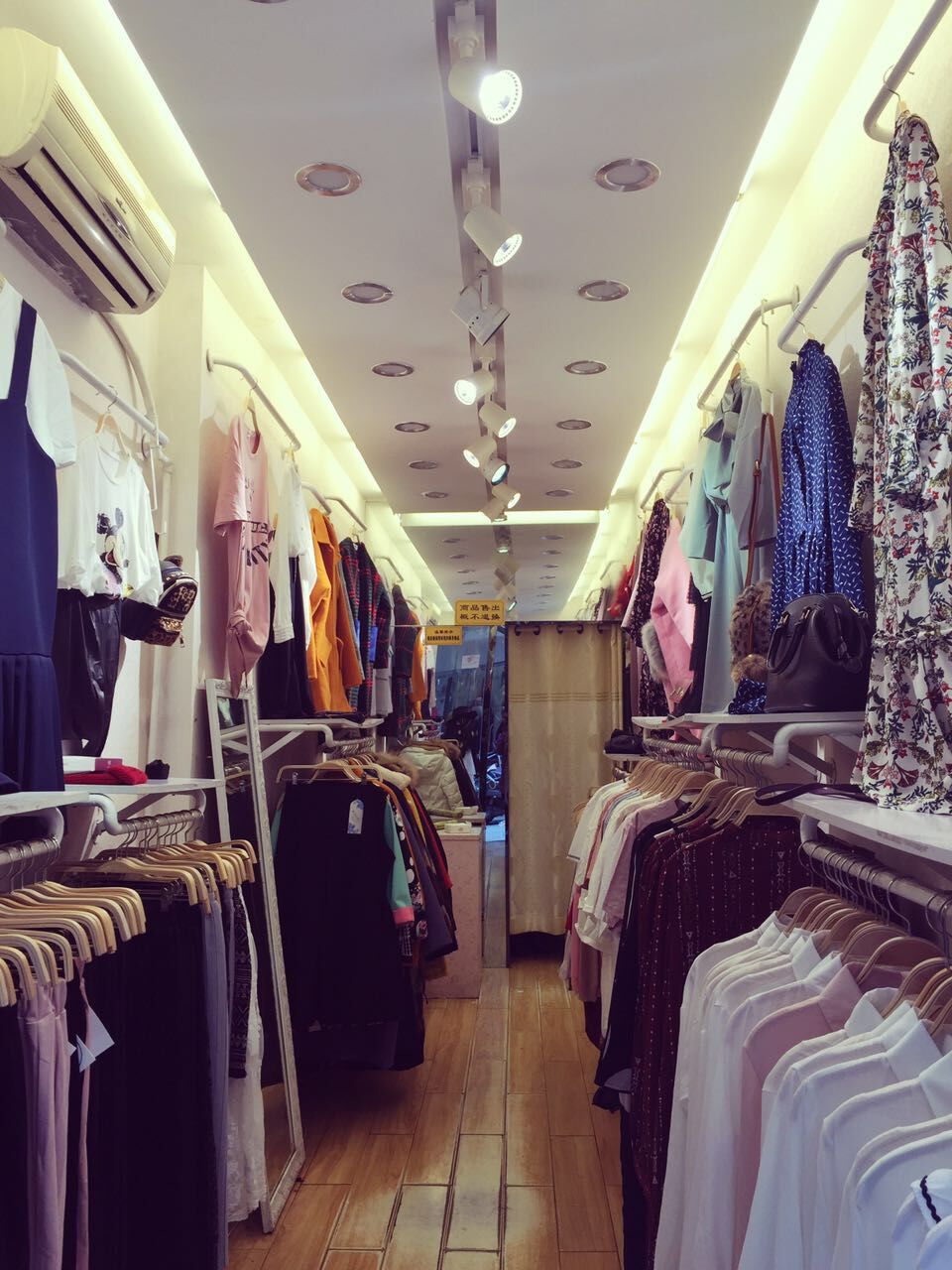 门面转让 系商场东门青年汇对面惠联广场服装店