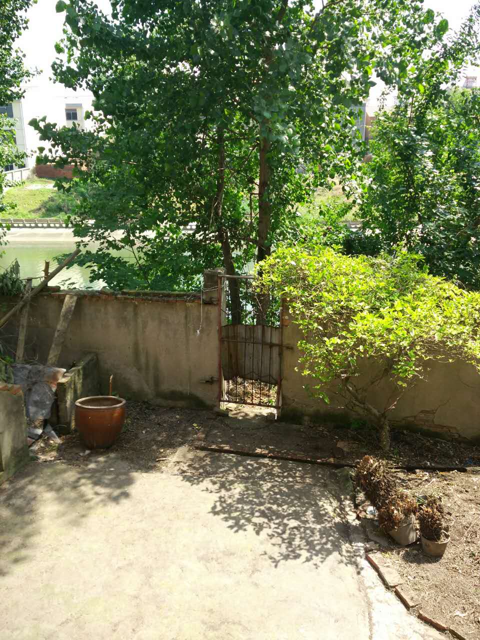 现有私房二干三成自带地下室及小庭院南北通透楼房出售