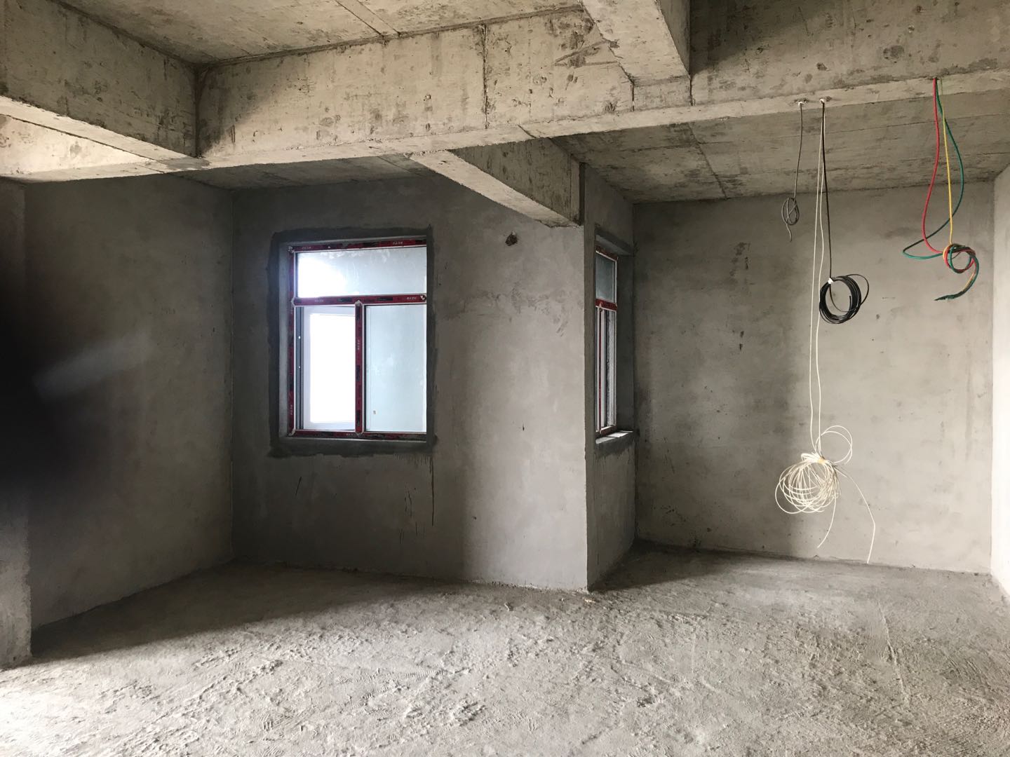 宏大小区新出毛坯三房，证件齐全！