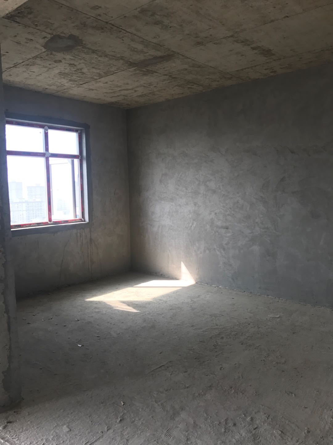 宏大小区新出毛坯三房，证件齐全！