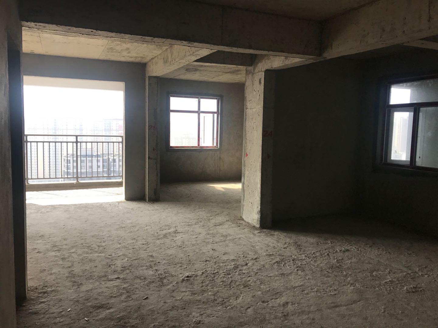 宏大小区新出毛坯三房，证件齐全！